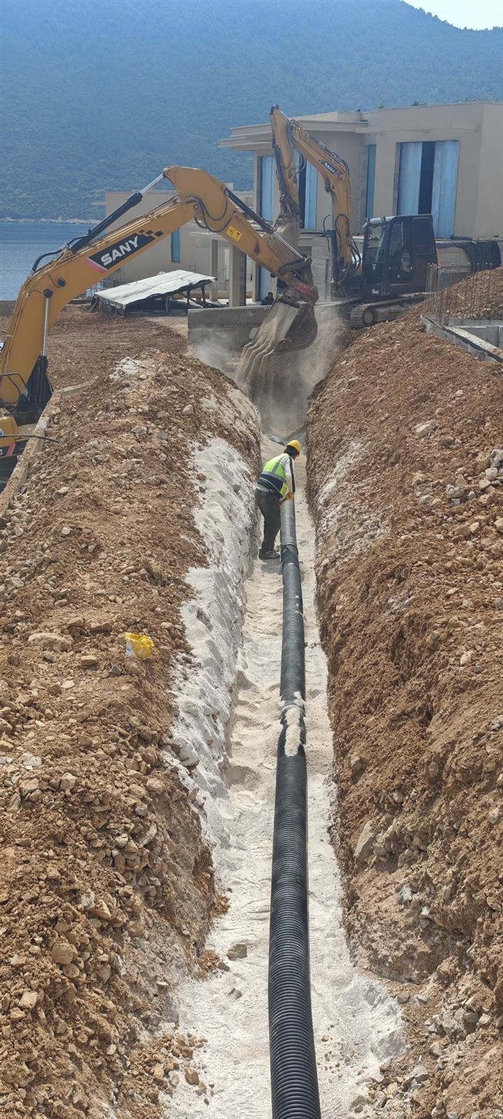 Astay şantiyesi — ekskavatörlerle kanal kazısı